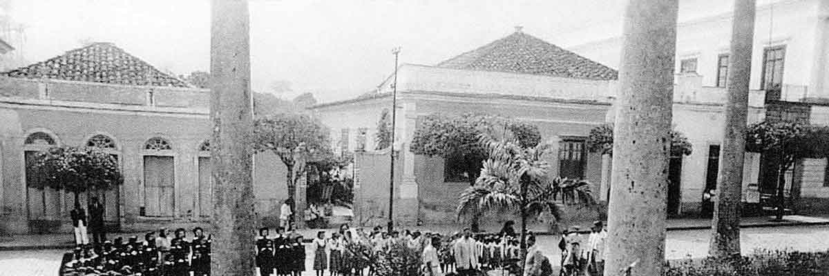 Historical black and white photograph of Vassouras square and colonial buildings